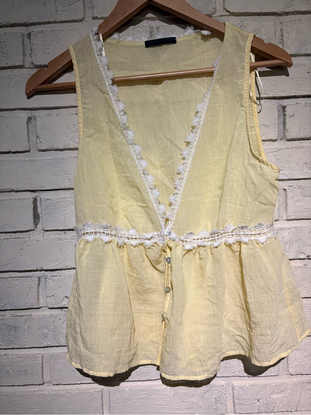 Jrs. Medium Yellow Lace-Trim Sleeveless cami EUC
